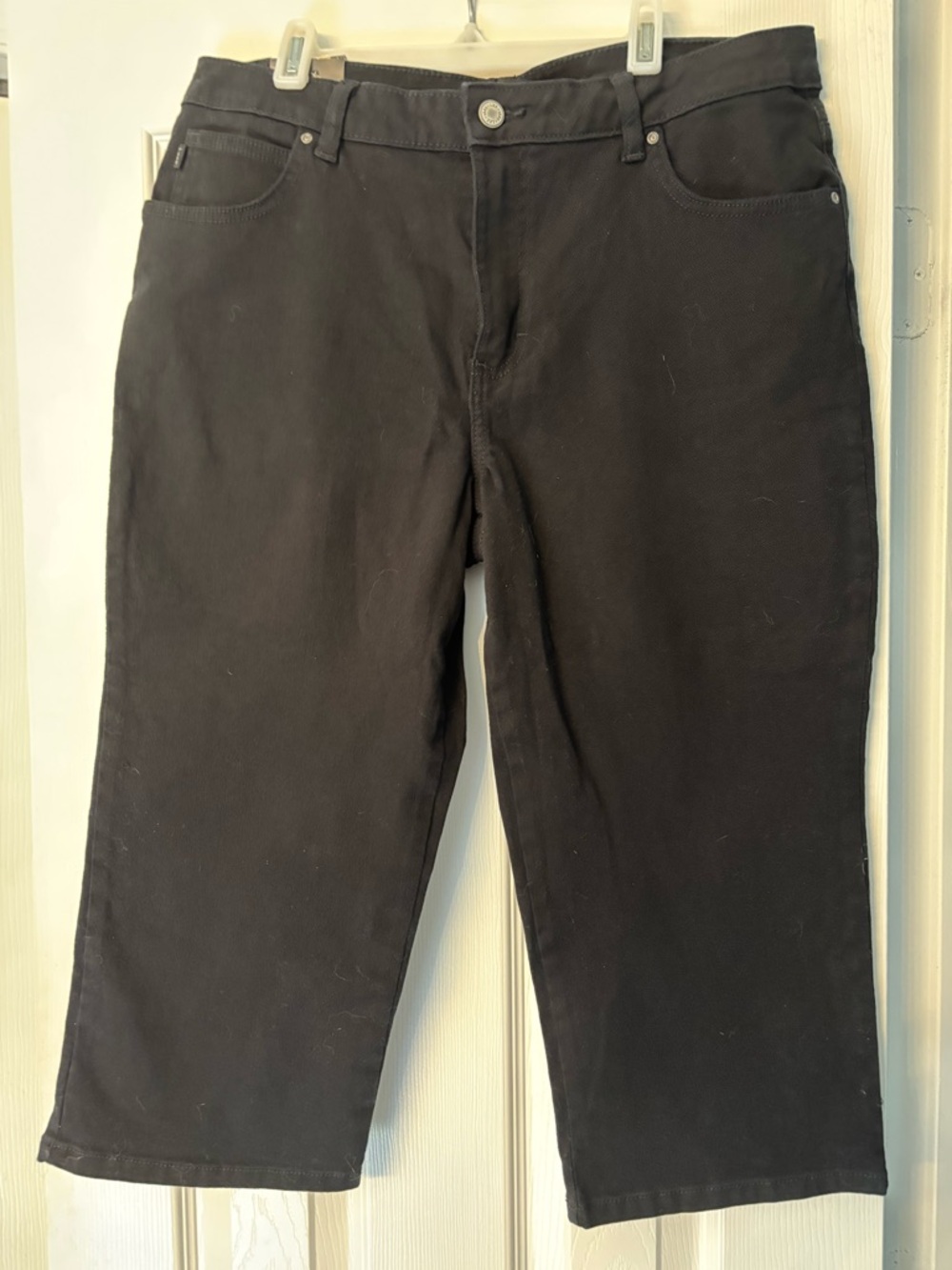 Black Cropped Straight-Leg Capris